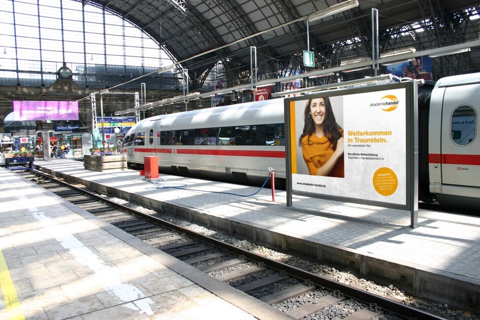 Außenwerbung: 18/1-Plakat an Bahnhöfen und öffentlichen Stellen in Bayern