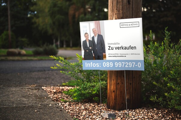 Verkaufsschild für Immobilienmakler