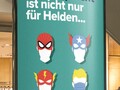 Plakat &quot;Maskenpflicht nicht nur für Helden&quot; für den Einzelhandel